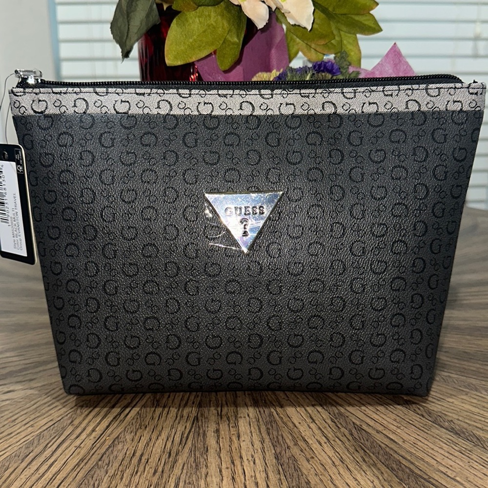 NWT GUESS Makeup bag ✨✨✨